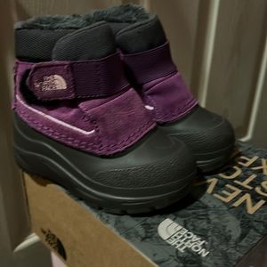 The North face. Toddlers snow boots size 6.preloved used twice.